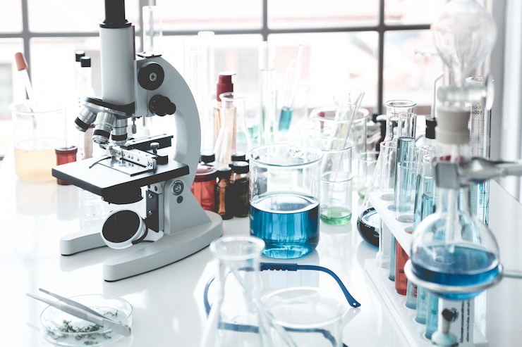 Zdjęcie instrumenty naukowe w sali laboratoryjnej. koncepcja badań naukowych.