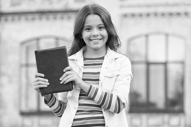 Inteligentna literatura ćwiczy twój umysł Szczęśliwe dziecko trzyma książkę na zewnątrz Edukacja literacka Literatura i lekcje języka Biblioteka szkolna Studia i edukacja Skupienie się na literaturze angielskiej