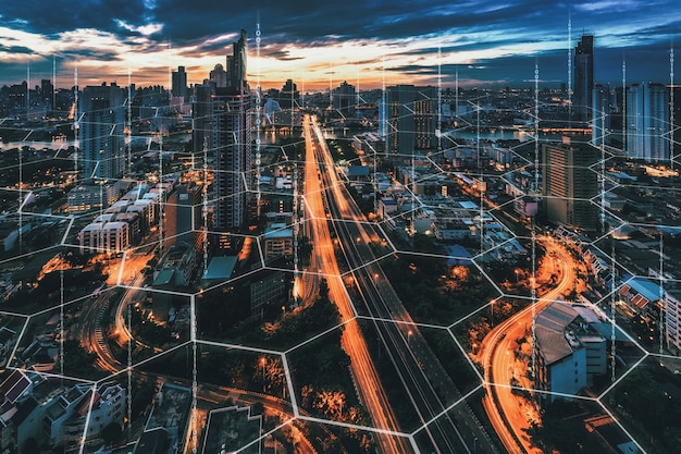 Inteligentna sieć i koncepcja technologii połączenia z tłem miasta Bangkok w nocy w Tajlandii, widok na panoramę