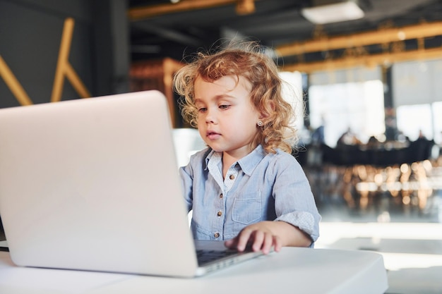 Inteligentne Dziecko W Codziennych Ubraniach, Korzystające Z Laptopa Do Celów Edukacyjnych Lub Zabawy