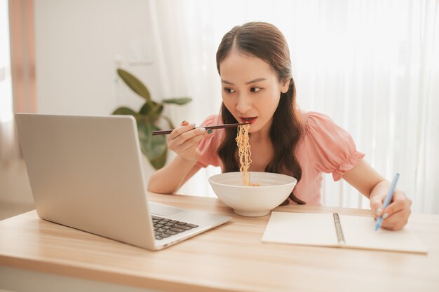 Inteligentne Kobiety Biznesu Pracują, Jedzą Jedzenie Kluski Błyskawiczne Laptop