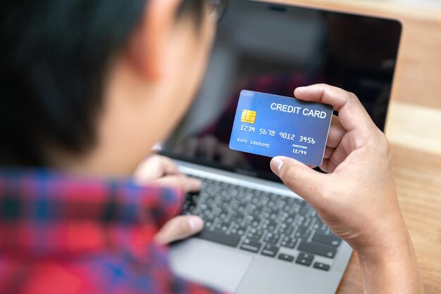 Inteligentny biznesowy przelew bankowy na zakupy online z kartą kredytową na laptopie