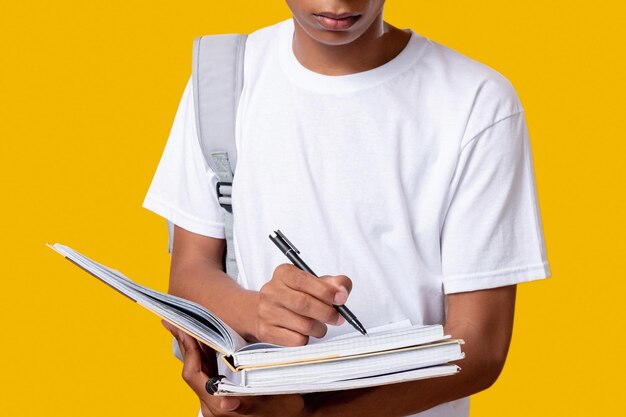 Inteligentny czarny nastolatek mężczyzna styl życia studenckiego