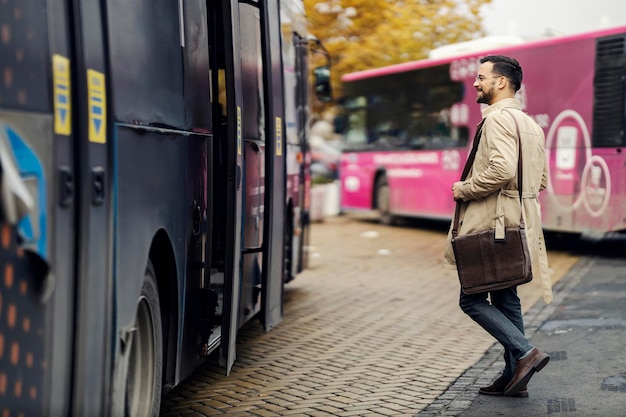 Inteligentny Dorywczo Młody Biznesmen Idący W Kierunku Transportu Publicznego Na Dworcu Autobusowym