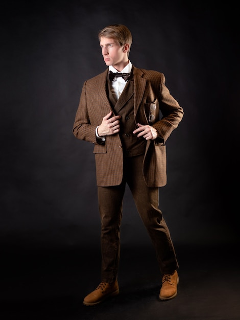 Inteligentny dżentelmen w wiktoriańskim stylu vintage retro garnitur młody atrakcyjny mężczyzna w kamizelce i...
