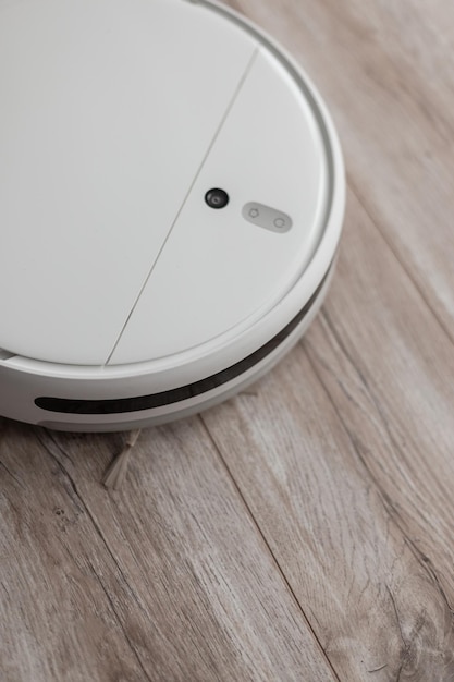 Inteligentny robot odkurzający sprząta dom na drewnianej podłodze Sprzątanie każdego dnia Pomocnik
