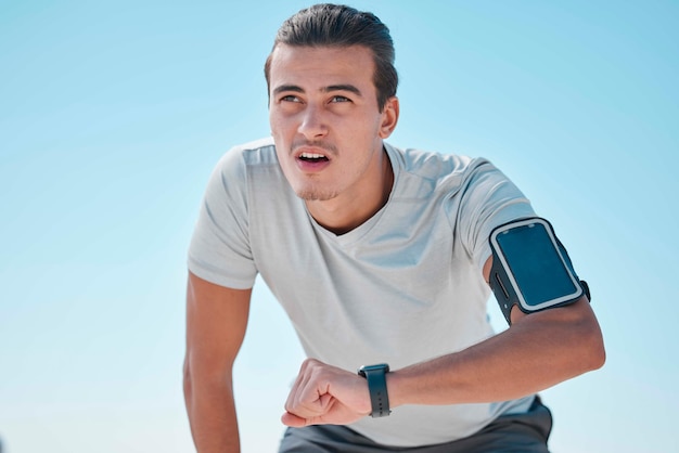 Inteligentny zegarek fitness na świeżym powietrzu i mężczyzna zmęczony treningiem i bieganiem Stoper czas sportowiec i oddychanie dla tętna zdrowy postęp ciała i monitorowanie dobrego samopoczucia w aplikacji danych