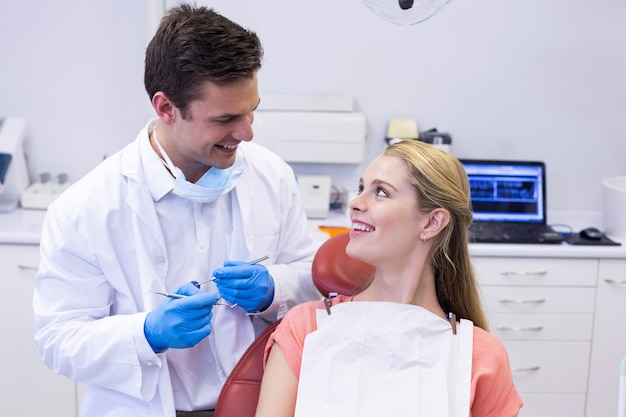 Interakcja Dentysty Z Pacjentką Podczas Badania