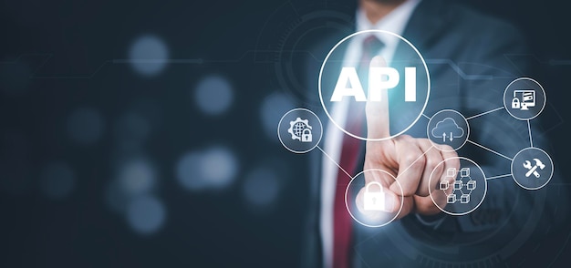 Interfejs programowania aplikacji Technologia rozwoju Rozwój oprogramowania Biznesmen naciska API na wirtualnym ekranie na tle nowoczesnej technologii Internetu i sieci