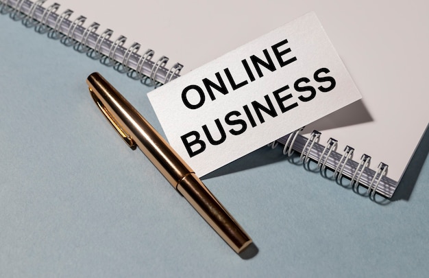 Internetowa koncepcja biznesowa w Internecie i złote pióro w szarym niebieskim tle