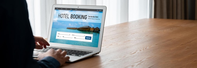 Internetowa witryna rezerwacji zakwaterowania w hotelu zapewnia modny system rezerwacji Koncepcja technologii podróży