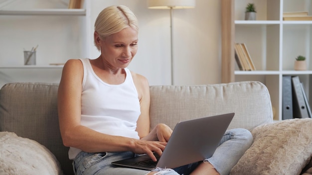 Internetowy dom wypoczynkowy online zrelaksowana kobieta laptop
