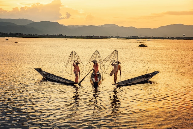 Intha Birmańscy rybacy na łódkowatym łapaniu łowią tradycyjnego przy Inle jeziorem, shanu stan, Myanmar