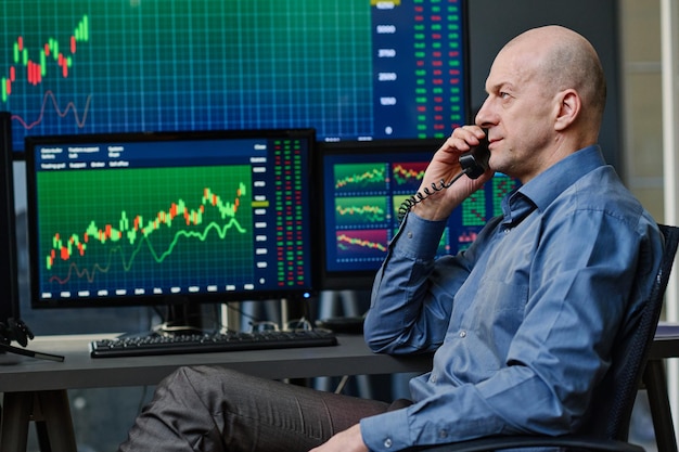 Inwestor giełdowy rozmawia przez telefon