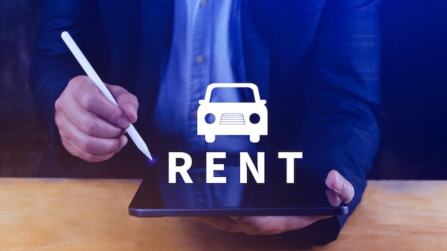Inwestycja w transport pojazdów i kredyt hipoteczny samochodu koncepcja finansowa Realtors ręce stawia z ikoną samochodu i słowa RENT Rent a car