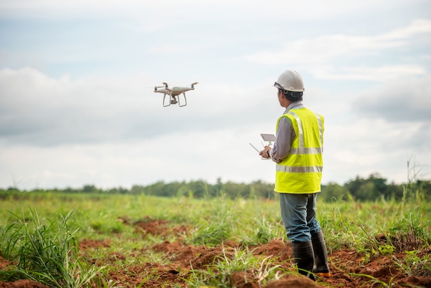 Inżynier budowy kontroli drone badania gruntu dla rozwoju nieruchomości