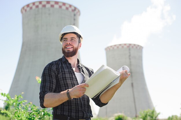 Inżynier Czyta Instrukcję Na Stacji Elektrycznej