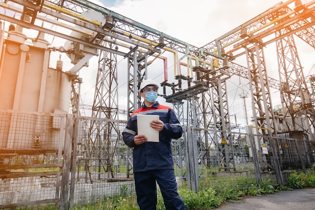 Inżynier Elektroenergetyczny Sprawdza Nowoczesne Urządzenia Wysokiego Napięcia