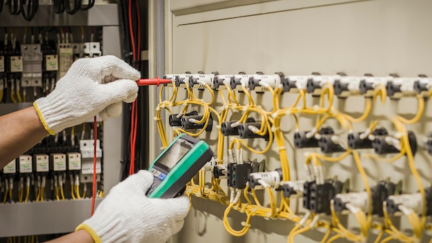 Inżynier elektryczny sprawdza działanie szafki sterowania elektrycznego