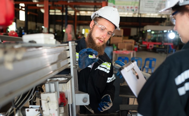 Zdjęcie inżynier elektryczny z misją instalacji systemu elektrycznego ramienia robota