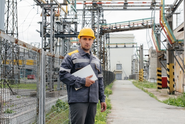 Inżynier Energetyczny Sprawdza Wyposażenie Podstacji. Inżynieria Energetyczna. Przemysł.