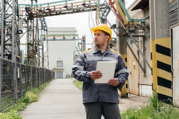 Inżynier energetyczny sprawdza wyposażenie podstacji. Inżynieria energetyczna. Przemysł.