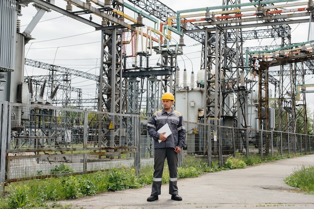 Inżynier energetyczny sprawdza wyposażenie podstacji.