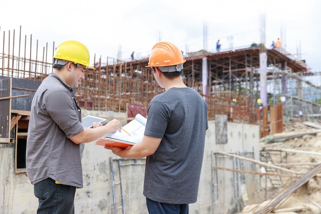 Inżynier i architekt pracujący na budowie