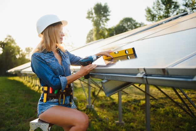 Inżynier Kobiet Pracujących Nad Sprawdzaniem Sprzętu W Elektrowni Słonecznej Zielonej Energii