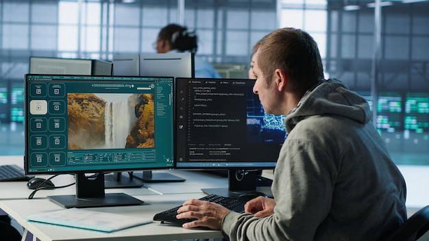 Inżynier kodujący wirtualny asystent AI produkujący klipy