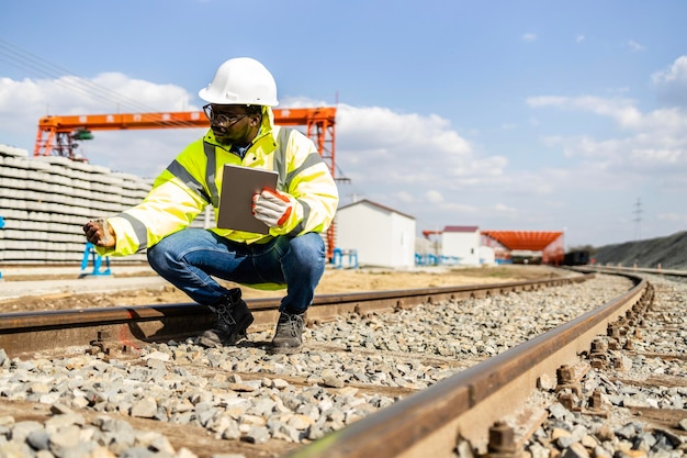 Inżynier kolei sprawdzający jakość nowego toru szybkiego pociągu lub kolei