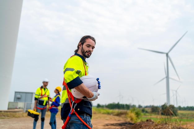 Inżynier konserwacji turbin wiatrowych na budowie farmy wiatrowej