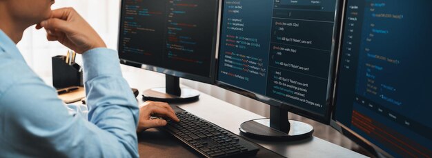 Inżynier oprogramowania pracujący nad rozwojem aplikacji na swoim komputerze wyświetla kod i skrypt na monitorze w biurze firmy technologicznej Developer aplikacji rozwiązuje i pisze kod Trailblazing