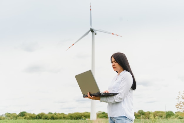 Inżynier pracujący przy turbinach wiatrowych