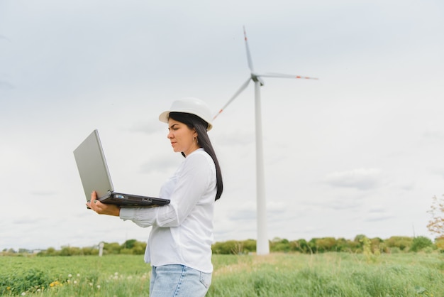 Inżynier pracujący przy turbinach wiatrowych