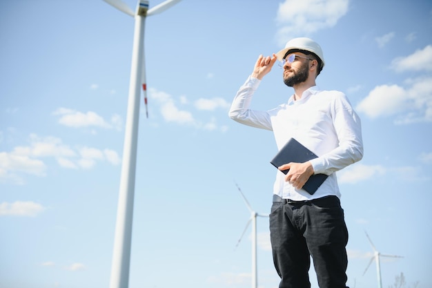 Inżynier pracujący w alternatywnej farmie odnawialnej energii wiatrowej Koncepcja zrównoważonego przemysłu energetycznego