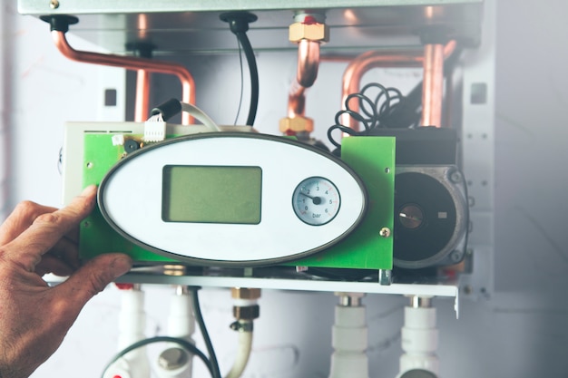 Inżynier regulujący termostat dla wydajnego zautomatyzowanego systemu grzewczego