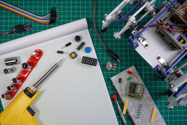 Inżynier robota DIY wykonany na bazie mikrokontrolera i różnorodnych czujników i narzędzi.