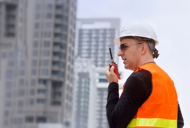 Inżynier rozmawia przez walkie-talkie do komunikacji z zespołem