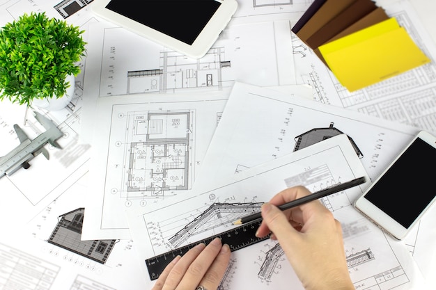 Inżynier rysunkowy projekt architektoniczny. Miejsce pracy architekta - rysunki konstrukcyjne i narzędzia.