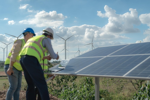 Inżynier sprawdza budowę panelu ogniw słonecznych lub ogniwa fotowoltaicznego za pomocą urządzenia elektronicznego Przemysłowa energia odnawialna pracownika zielonej fabryki energii pracującego na dachu wieży