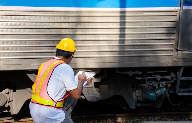 Inżynier sprawdzanie pociągu do konserwacji na stacji