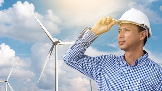 Inżynier techniczny w elektrowni wiatrowej turbiny wiatrowej