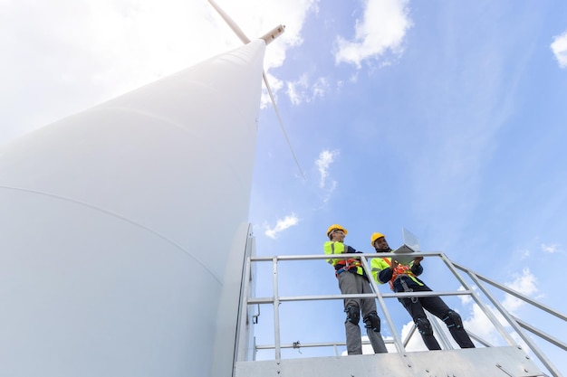 Inżynier turbiny wiatrowej, technik, pracownik zespołu męskiego, obsługa, konserwacja, badania, budowa terenu, generator energii ekologicznej dla zrównoważonych ludzi, pracownik