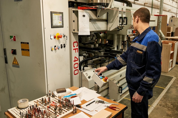 Zdjęcie inżynier w fabryce mebli przemysłowych kontroluje jakość produktów. nowoczesna produkcja mebli przemysłowych.