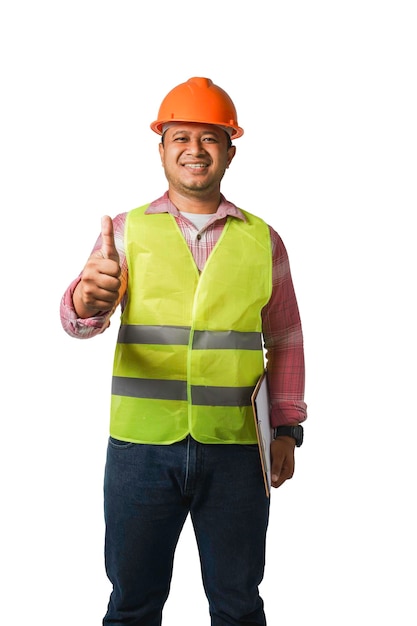 Inżynier w średnim wieku noszący niebieski hełm skrzyżowane ręce stojący na białym tle