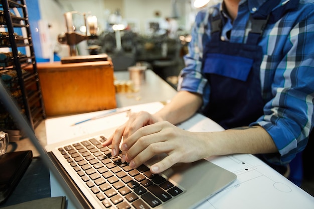 Zdjęcie inżynier wyszukujący informacje w internecie