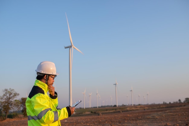 Inżynierki pracujące i trzymające raport w elektrowni wiatrowej Elektrownia na farmie górskiej w Tajlandii