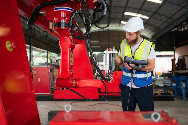 Inżynierowie instalują i testują duże ramię robotowe przed wysłaniem go do klientów