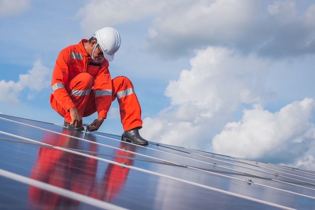 inżynierowie naprawiający panel słoneczny przy wytwarzaniu mocy elektrowni słonecznej